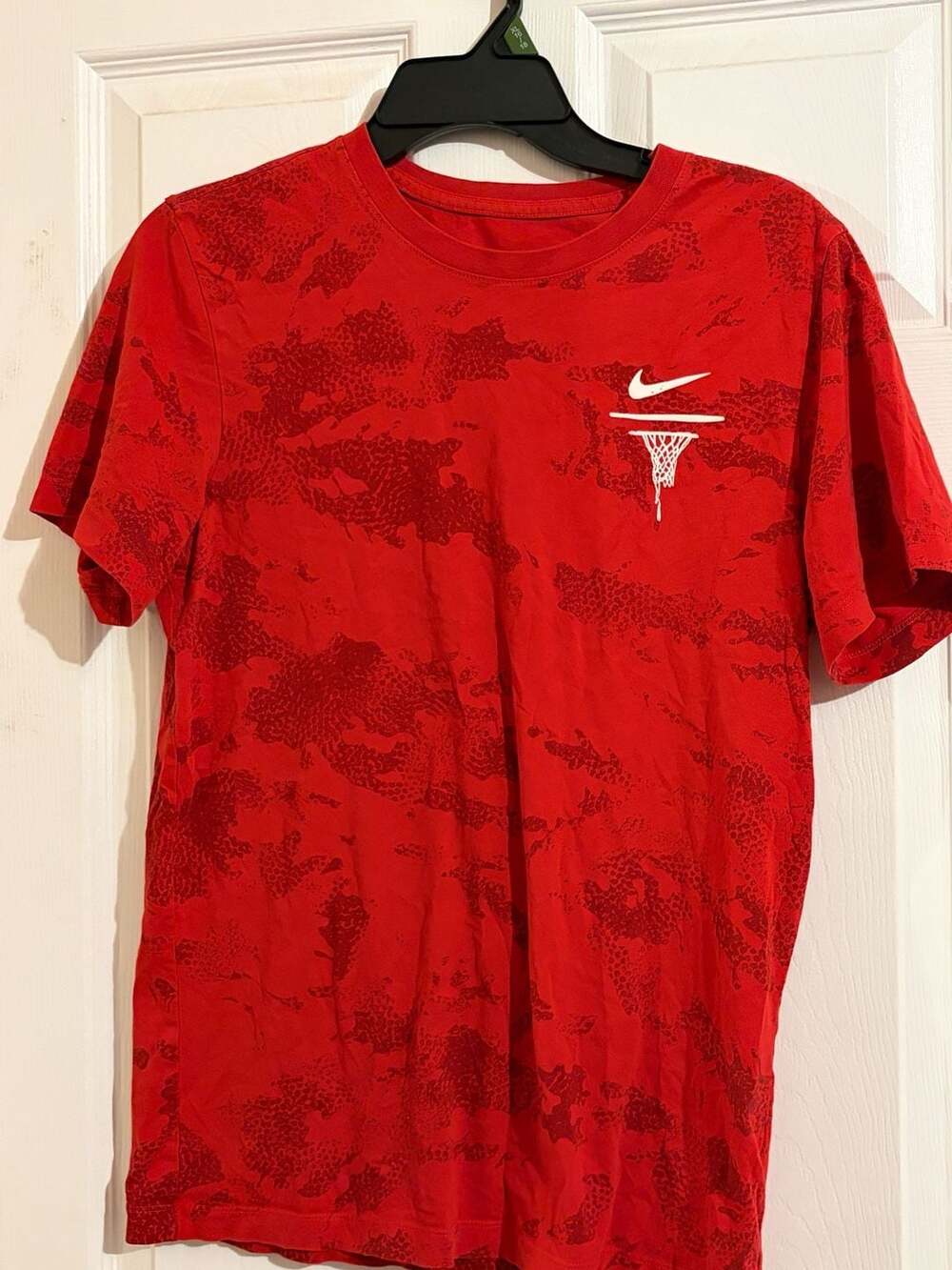 Nike The Nike Tee Basketball Hoop Graphic T-Shirt Red Camo Pattern EPI1314-I